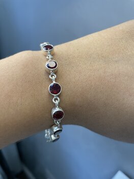 PULSEIRA EM PRATA E PEDRAS NATURAIS REDONDAS