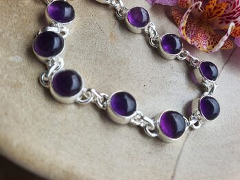 PULSEIRA DE PRATA COM PEDRA AMETISTA, NA FORMA REDONDA