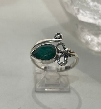 ANEL EM PRATA E PEDRA NA FORMA DE GOTA