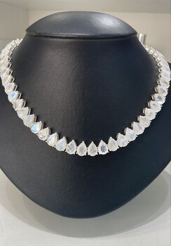 COLAR DE PRATA COM PEDRA DA LUA EM GOTAS