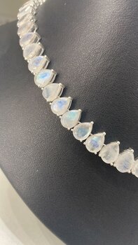 COLAR DE PRATA COM PEDRA DA LUA EM GOTAS