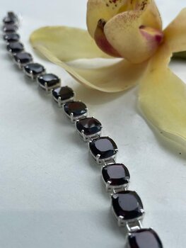 PULSEIRA DE PRATA COM GRANADAS QUADRADAS