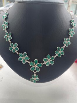 COLAR DE PRATA COM ESMERALDAS INDIANAS NA FORMA DE FLORES