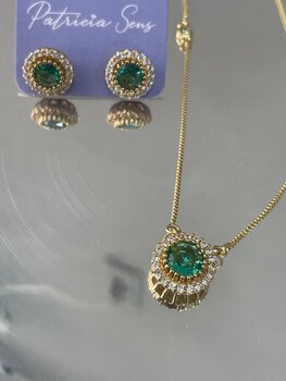 CONJUNTO FOLHEADO OURO, REDONDO CRISTAL VERDE, CRAVEJADO EM VOLTA