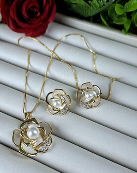 CONJUNTO FOLHEADO OURO, FLOR COM MADREPEROLA E PETALA CRAVEJADA