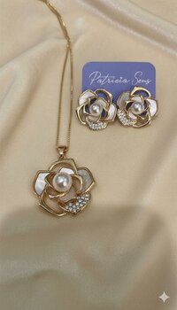 CONJUNTO FOLHEADO OURO, FLOR COM MADREPEROLA E PETALA CRAVEJADA