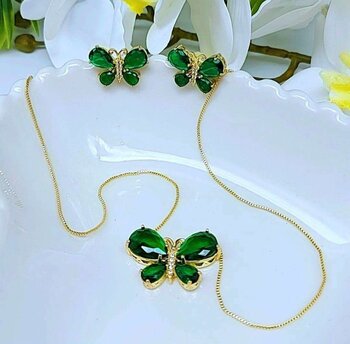 CONJUNTO FOLHEADO OURO, BORBOLETA EM CRISTAL VERDE, DETALHE CRAVEJADO