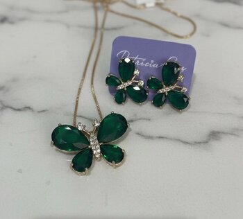 CONJUNTO FOLHEADO OURO, BORBOLETA EM CRISTAL VERDE, DETALHE CRAVEJADO