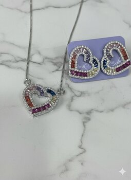 CONJUNTO FOLHEADO A RÓDIO, CORAÇÃO CRISTAL COLORIDO, CRAVEJADO EM VOLTA