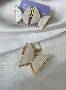 CONJUNTO FOLHEADO OURO, BORBOLETA COM ASA DE RESINA, E ZIRCONIA
