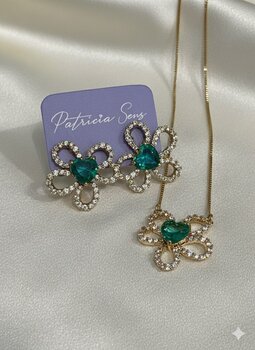 CONJUNTO FOLHEADO OURO, FLOR CRAVEJADA COM CORAÇÃO DE CRISTAL VERDE