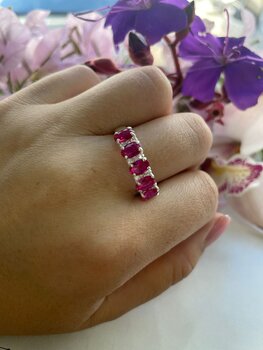 ANEL DE PRATA, MEIA ALIANÇA QUADRADA, VERMELHA