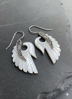 BRINCO DE PRATA BOHO, ANZOL ASAS DE MADREPÉROLA