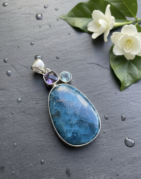 PINGENTE DE PRATA, COM PEDRA TURQUESA, TOPÁZIO AZUL E AMETISTA