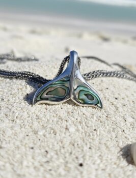 PINGENTE DE PRATA, RABO DE BALEIA EM ABALONE