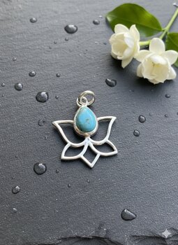 PINGENTE DE PRATA, FLOR DE LOTUS COM TURQUESA