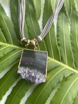 COLAR FOLHEADO OURO COM PEDRAS VARIADAS EM FIOS DE ALGODÃO