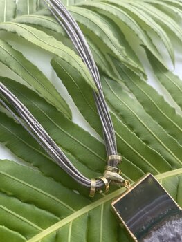 COLAR FOLHEADO OURO COM PEDRAS VARIADAS EM FIOS DE ALGODÃO