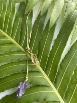GARGANTILHA FOLHEADA OURO ESTILO GRAVATA, 2 PEDRAS NA PONTA